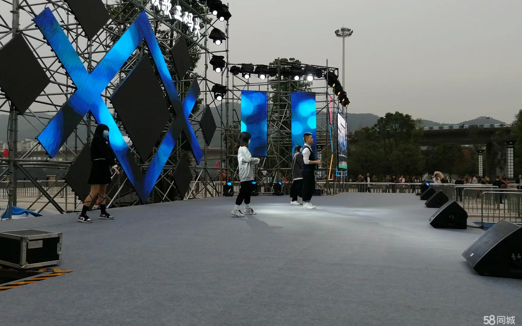 活动展会一站式服务 舞台喷绘、灯光音响与美陈布置全解析